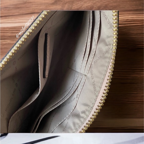 Michael Kors Pale Blue Large Zip Wristlet BRAND NEW - Picture 3 of 3